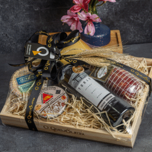 CESTA DE PRESENTE – 3 QUEIJOS ARTESANAIS+ CHARCUTARIA + VINHO CABERNET SAUVIGNON